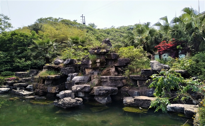 青山綠水里，靜雅有仙居。樓臺廊橋間，桃園翠鳥啼。---何建民