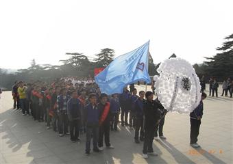 信電學院志愿者參加淮海戰役紀念塔清明祭祀活動