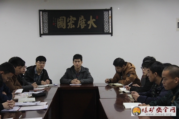 礦業學院13級黨支部召開關于創建基礎服務型黨組織的交流研討會