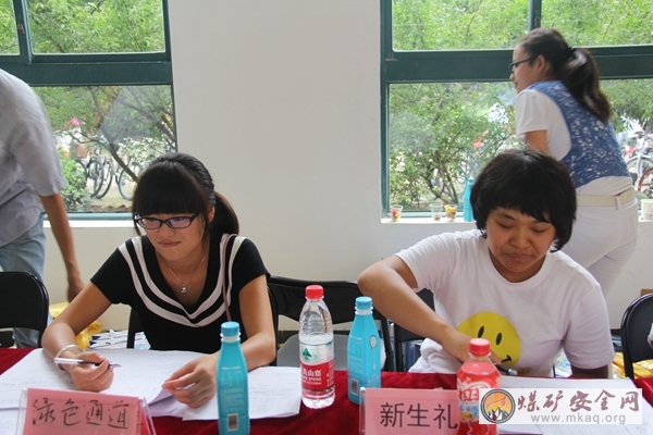 理學院志愿者協助礦業學院開展迎新工作