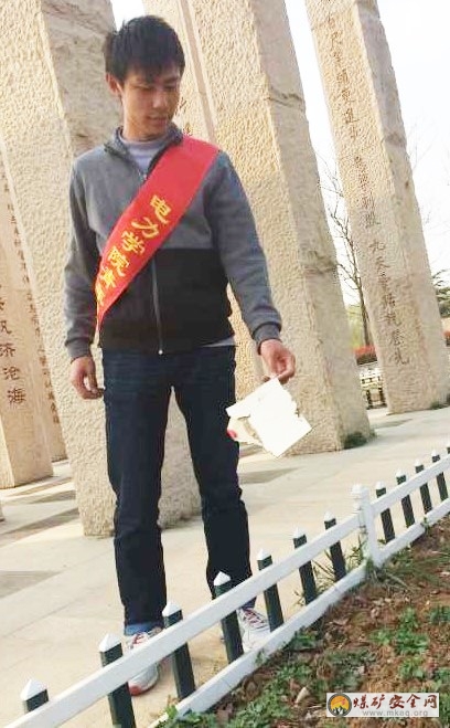 電力學院能動15級1班青年志愿者積極參加“美化校園”活動