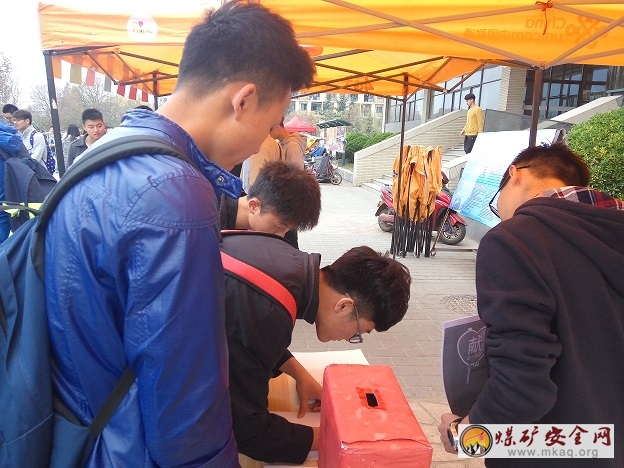 電力學院青年志愿者積極協辦“獻出一片愛心”志愿募捐活動