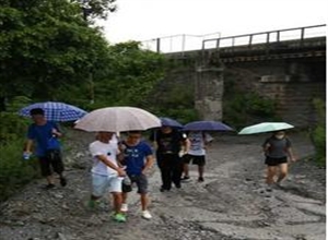 中礦大“礦世崎源”實踐團勘察礦大舊址建筑分布