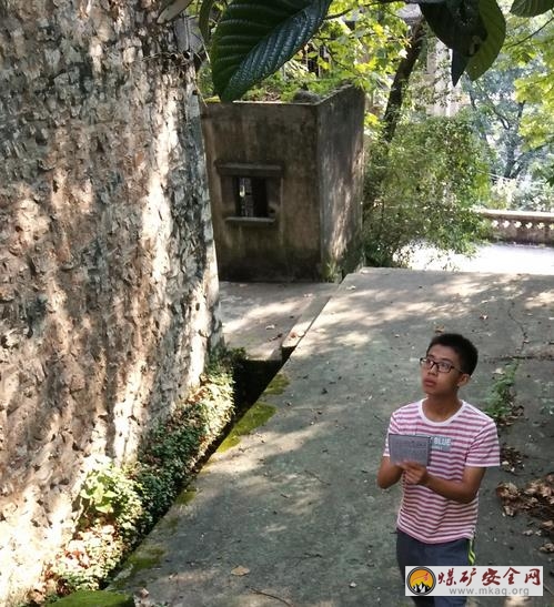 中礦大“礦世崎源”實踐團繪制礦大舊址地圖草圖
