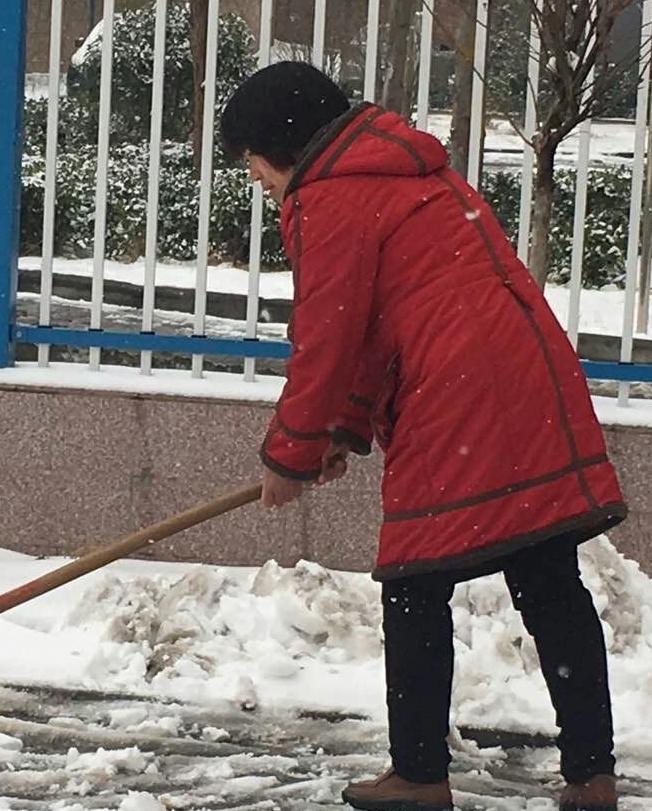 干部職工齊行動   清掃積雪保暢通