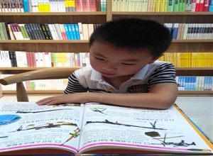 攝影作品《專心致志的小讀者》作者：萬祖波