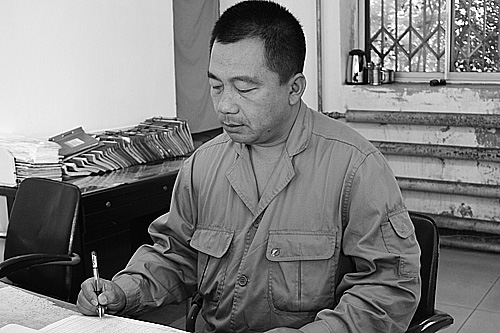 真情服務暖人心——記集團公司優秀共產黨員、博大公司電管中心收費員茍東江