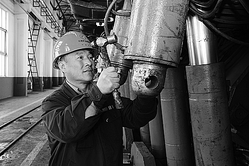 井下檢修先鋒官——記老虎臺礦檢修中心檢修隊修架組組長張建國
