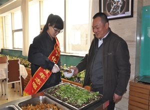 神華寧煤集團煤化工分公司公管處開展“今天我當服務員” 青年志愿服務活動