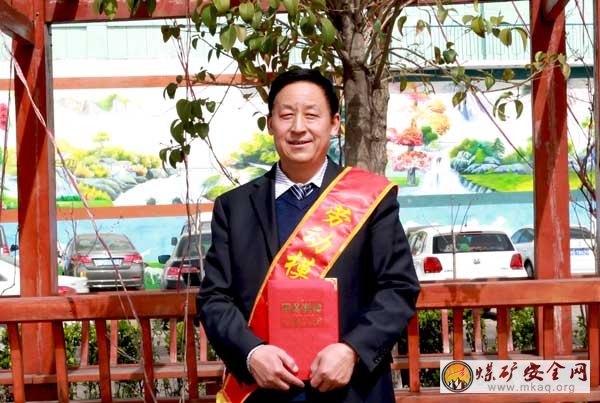 <font color='#132de5'>鐵骨柔情好隊長——記陜煤銅川礦業公司東坡礦綜采一隊隊長何鳳山</font>