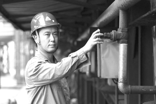在原油生產中抓關鍵——記集團公司優秀共產黨員、頁巖煉油廠原油車間CD部副段長潘濤宗