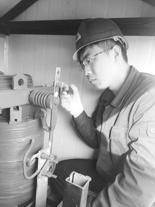 安全供電“專家”——記東露天礦電務段東部輸電隊安全隊長范鵬