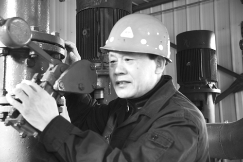二十八年的堅守——記頁巖煉油廠水處理車間司泵工孫福明
