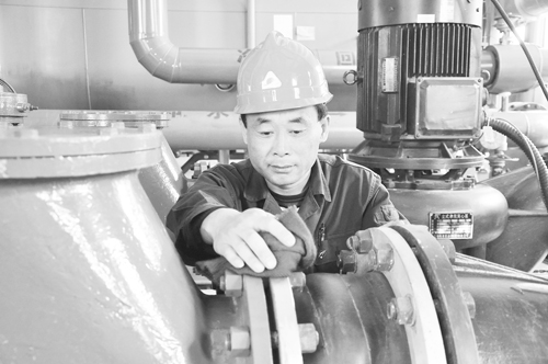 “老季”伏櫪——記遠東頁巖煉化公司動力車間水處理工段段長季連友