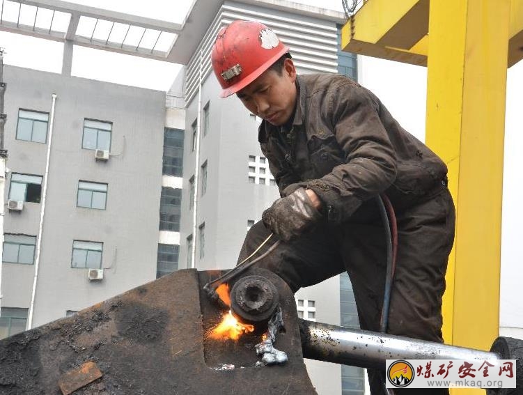 能工巧匠紀斌博——記陜煤化彬長胡家河礦機修車間電工班班組長紀斌博