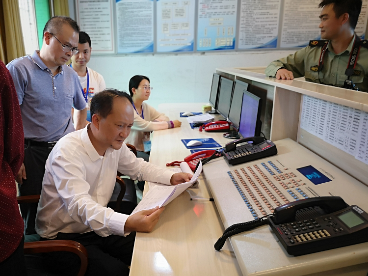 鄢正文帶隊監察珙縣<a href=http://www.hy77.org target=_blank class=infotextkey><a href=http://www.hy77.org target=_blank class=infotextkey>煤礦</a><a href=http://www.hy77.org target=_blank class=infotextkey>安全</a></a>工作.png