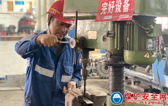 陜煤陜北礦業涌鑫公司：從“橄欖綠”到“礦山藍”，他未變初心