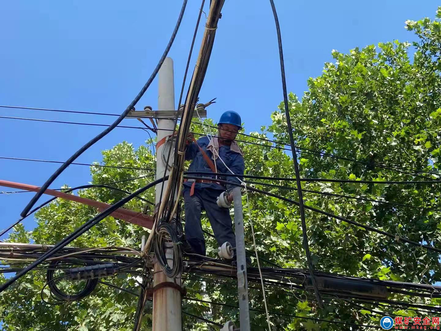 陜煤蒲白配售電公司戰高溫  全力配合“三供一業”改造項目快速拆除高低壓線路
