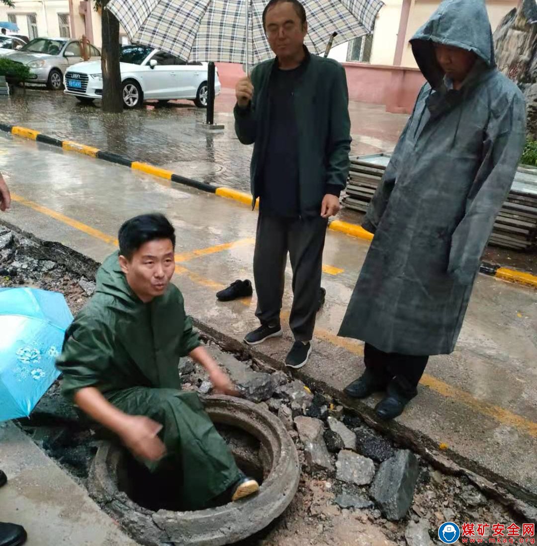 煤機中心：多舉措積極應對強降雨天氣，齊心協力筑起“防汛墻”