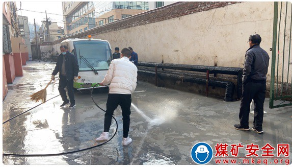 銅川礦務局華遠項目部煤機管理中心：沖洗小區地面  提升服務細節