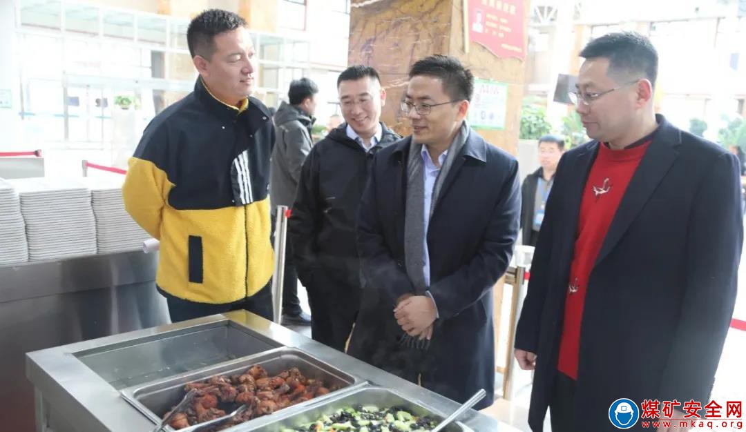 大年初一，中能煤田公司領導班子深入基層單位慰問干部職工