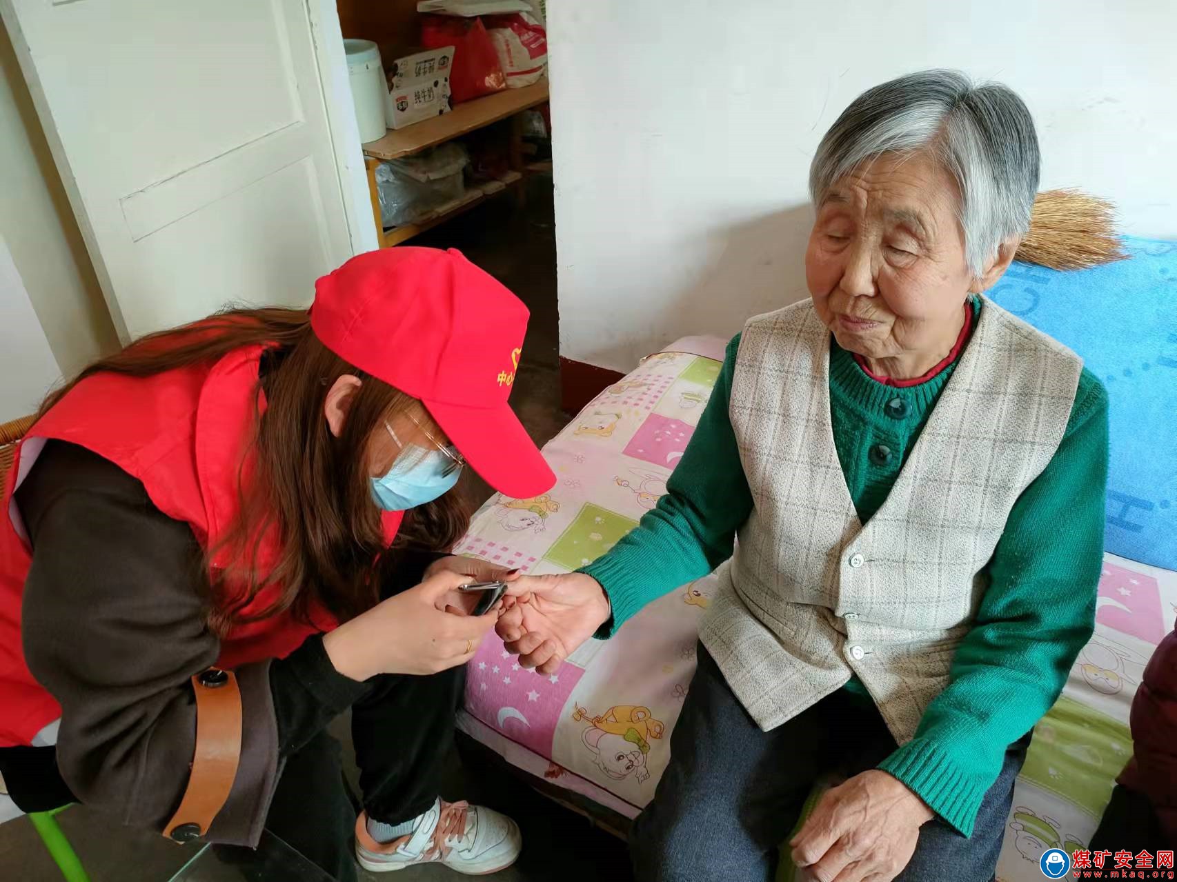 蒲白中心社區：團青志愿者陪獨居老人共度元宵節