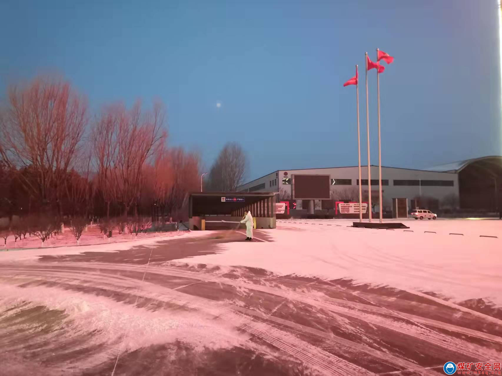 齊心協力清掃積雪