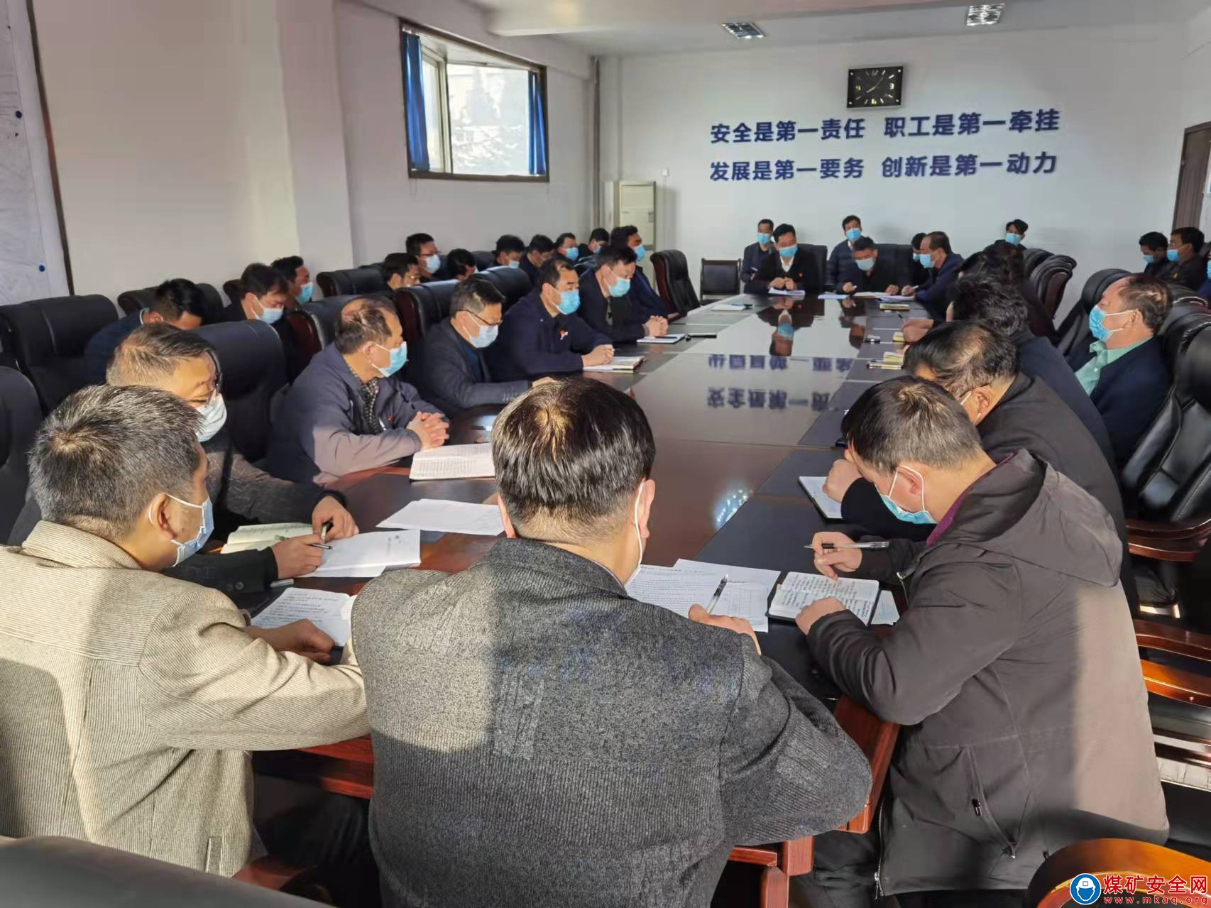 河南能源義煤公司石壕煤礦：提升能力做“行家”  改進作風當“攻手”