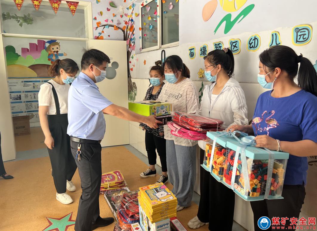 河南能源義煤公司石壕煤礦工會六一慰問  呵護童心