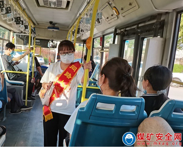“匯聚智慧圣火，發揚青年力量”——中國礦業大學同路人巡講團成員在甘肅省寧縣進行快板巡講