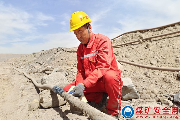 準能黑岱溝礦供電隊黨員先行助力能源保供