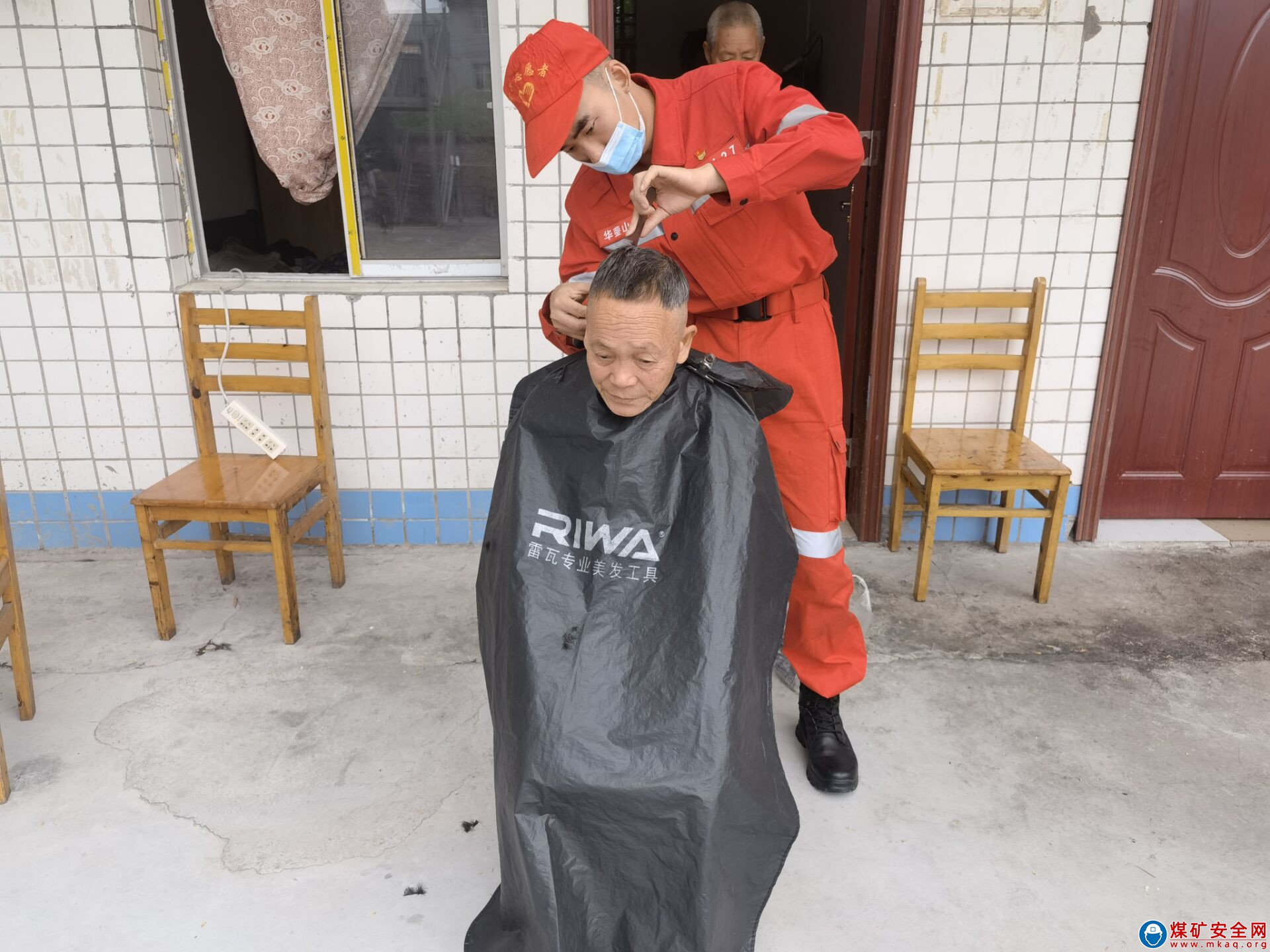 川煤華榮能源救消總隊華鎣山分隊開展重陽節志愿服務活動