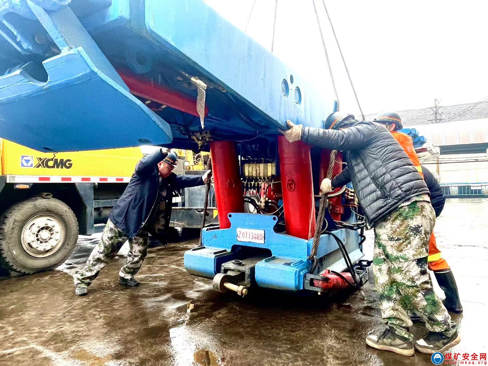 河南能源義煤公司義絡煤業救護隊職工正在冒雨裝運綜采支架