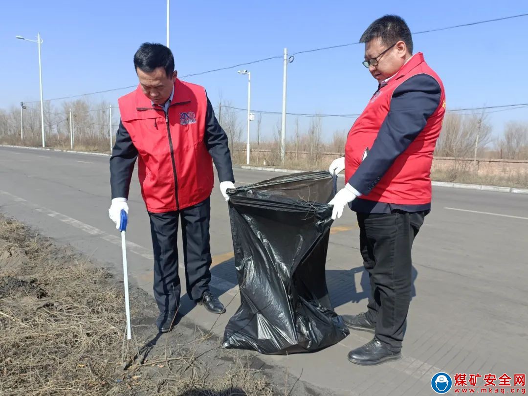 陜西中能煤田有限公司市場銷售部黨支部積極參與愛國衛生活動