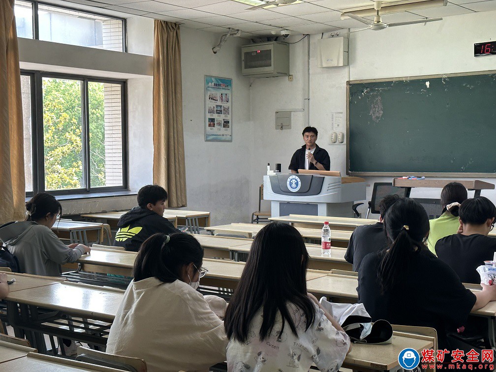 經濟管理學院大學生科學技術協會召開寫作培訓會