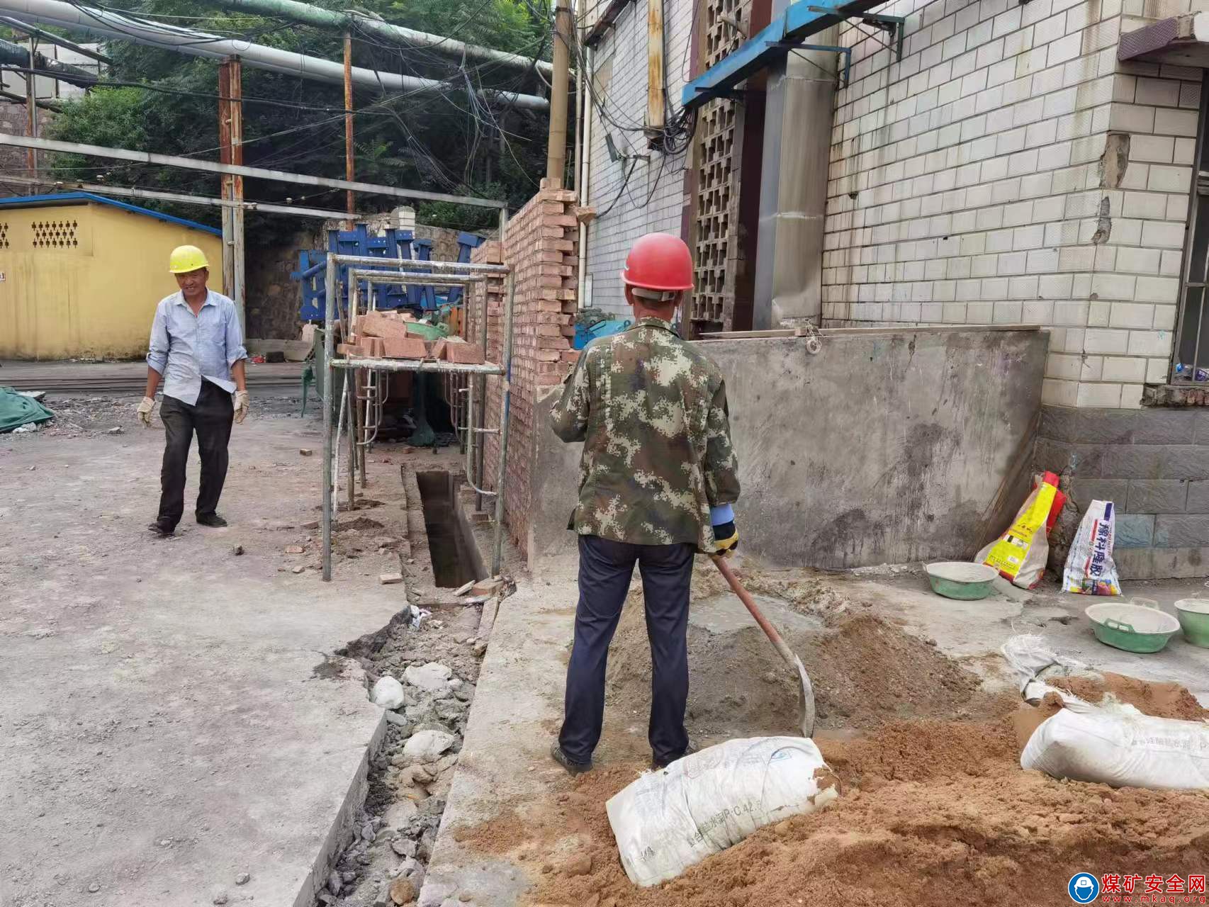 河南能源義煤公司石壕煤礦：修建垃圾池 打造舒心處