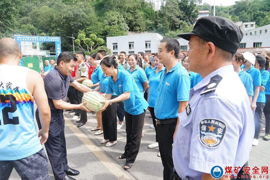 夏送清涼 情暖人心 ---古敘煤田公司到魯班山北礦開展夏季送清涼慰問活動