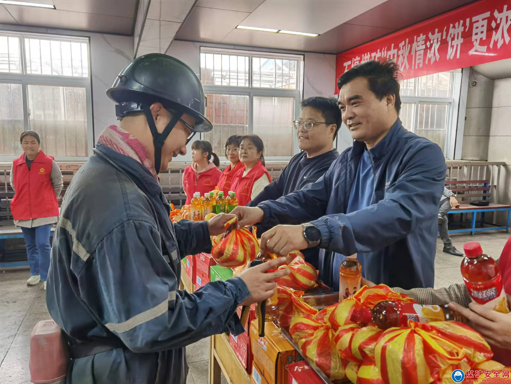 河南能源義煤公司石壕煤礦：濃情中秋 關愛一線