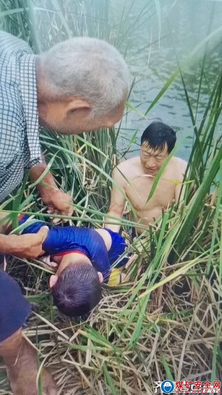 他奮不顧身一躍而下的身影，展示了礦山人的最美瞬間 ?