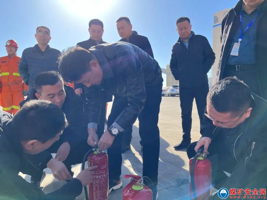 消除自救盲區，讓管理干部熟練使用自救器、滅火器，中能煤田公司這么干
