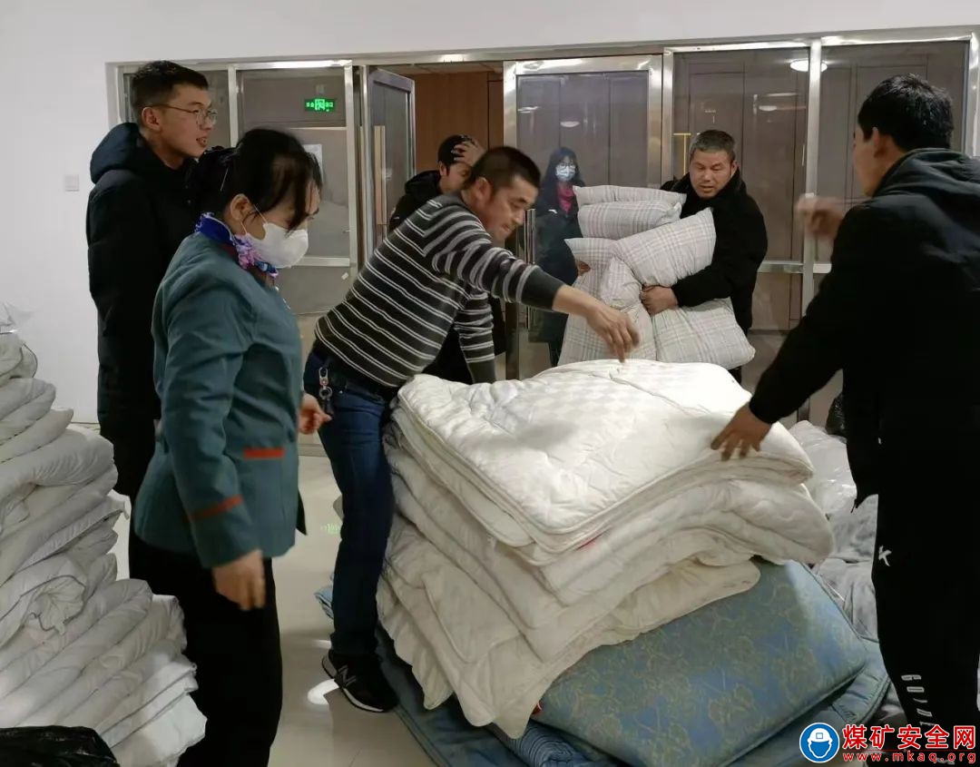 雪夜里的溫暖——陜西中能煤田有限公司物業公司暖心“護航”