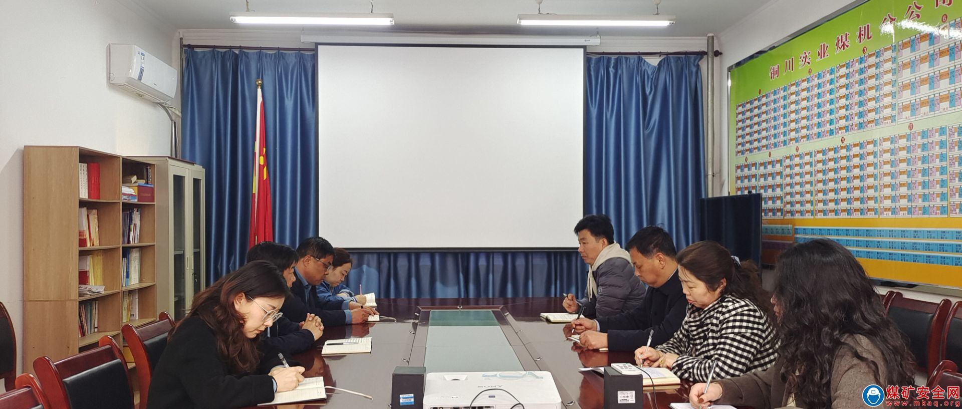 銅川礦務局華遠項目部煤機管理中心：打好紀律作風教育監督“組合拳”