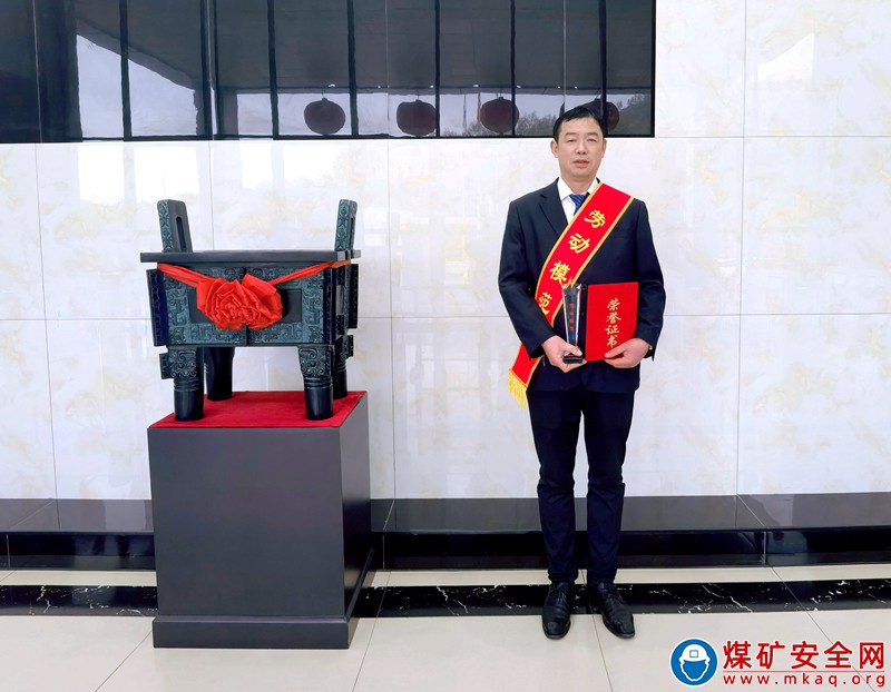 敢打會拼的掘進“領頭羊” ——記集團公司勞動模范招賢礦業掘進二部七隊隊長李傳銀