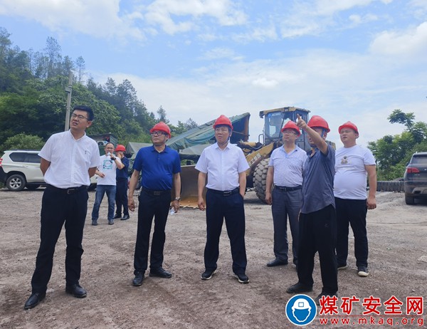 楊春到達州片區督導白臘坪矸石山安全環保治理工作