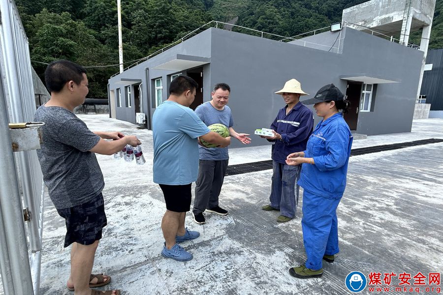 魯班山北礦工會到邊遠山區開展 “送清涼”活動